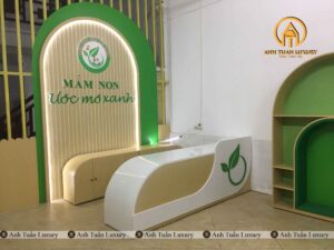 Khu vực lễ tân, vách logo trường mầm non Mầm non xanh